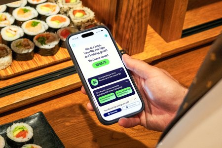 A person using the feijoa app on their phone