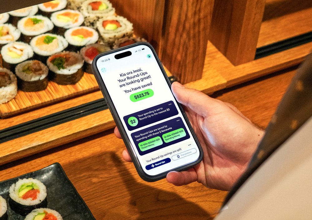 A person using the feijoa app on their phone