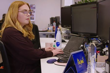 Alanah-sitting-at-her-desk