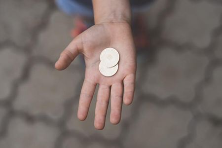 Hand-holding-coins