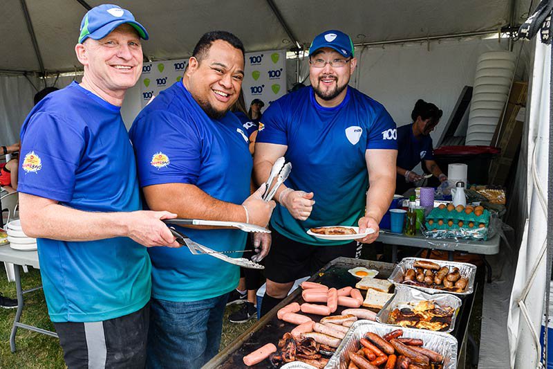 MAS employees serving up kai at the Brendan Foot Supersite Round the Bays finish line