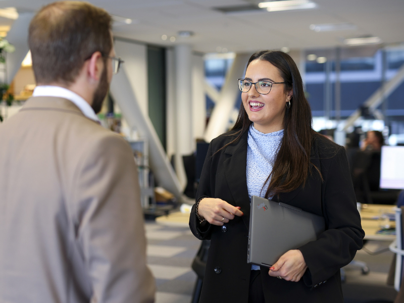 Advisers chatting 800x600