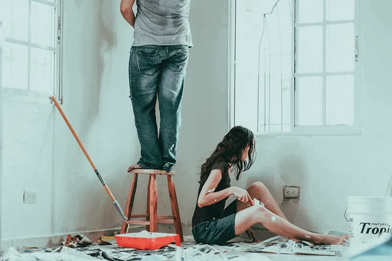 couple-painting-a-room-together