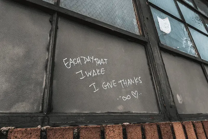 wall-with-text-&#39;each-day-that-i-wake-i-give-thanks&#39;-written-on-it